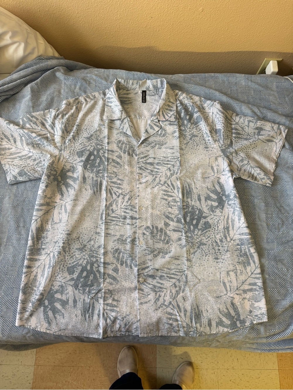 Light Gray Leaf-Print Short Sleeve Shirt